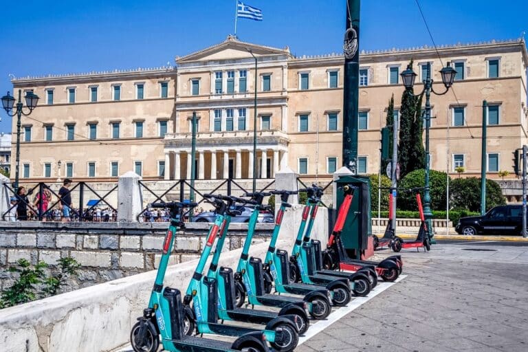 Πάνω από 100 παραβάσεις για τα ηλεκτρικά πατίνια βεβαιώθηκαν σε ένα 24ωρο στην Αττική