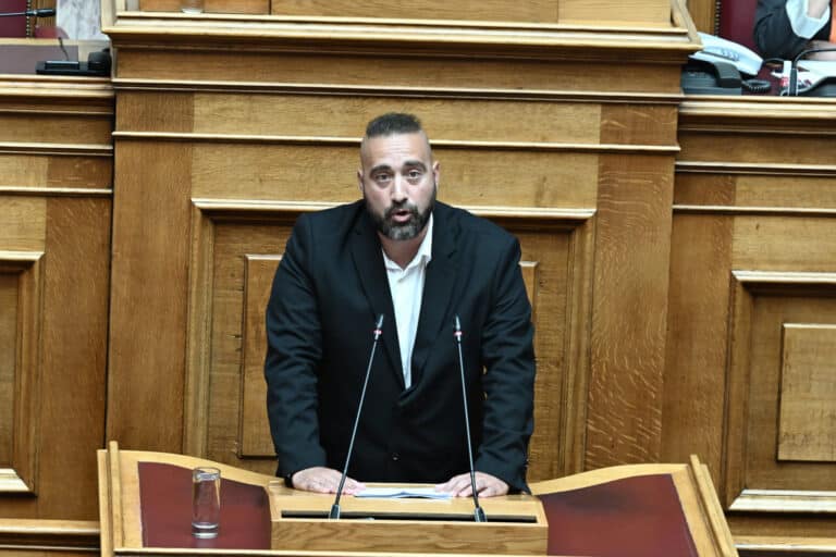 Ο ανεξάρτητος βουλευτής Γ. Μανούσος δήλωσε στη Βουλή ότι εκπροσωπεί το κόμμα Κασιδιάρη – Αντιδράσεις στα έδρανα