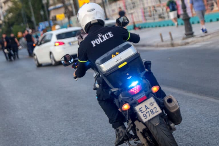 Νίκαια: Συνελήφθη επ’ αυτοφώρω 42χρονος να αφαιρεί καλώδια ηλεκτρισμού από την Πέτρου Ράλλη (εικόνα)
