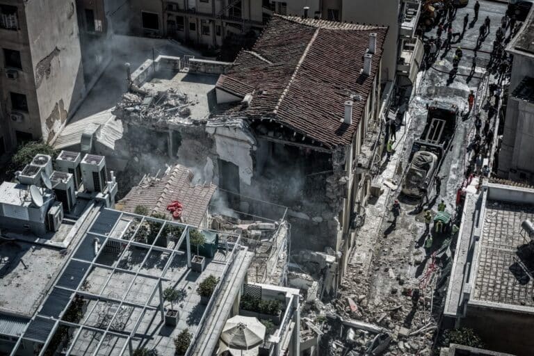 Έκρηξη στην Πλάκα: Μία νεκρή και πέντε αγνοούμενοι – «Υπάρχει κίνδυνος για τα κοντινά κτίρια» λέει η Δημογλίδου