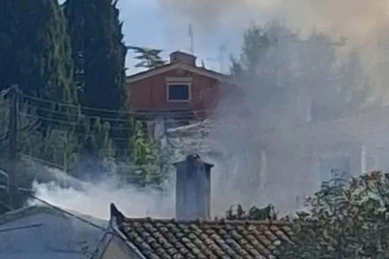 Στις φλόγες τυλίχθηκε ισόγεια μονοκατοικία στην Κέρκυρα: Στο νοσοκομείο με εγκαύματα ο ιδιοκτήτης