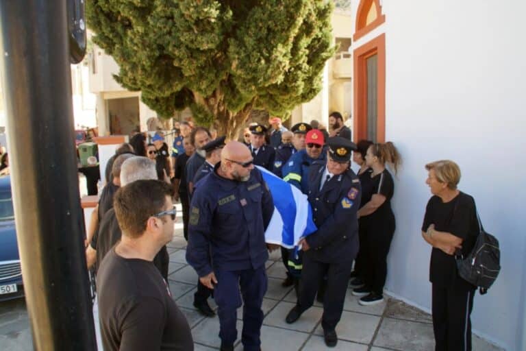 Ρόδος: Συγκίνηση στο τελευταίο αντίο στον πυροσβέστη που έχασε τη ζωή του προσπαθώντας να σώσει δύο αναρριχητές