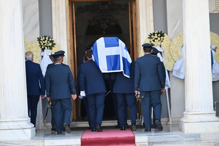 Σε κλίμα βαθιάς συγκίνησης στον Πύργο το τελευταίο «αντίο» στον επισμηναγό Γιάννη Μπλέσια που σκοτώθηκε στην Τανάγρα