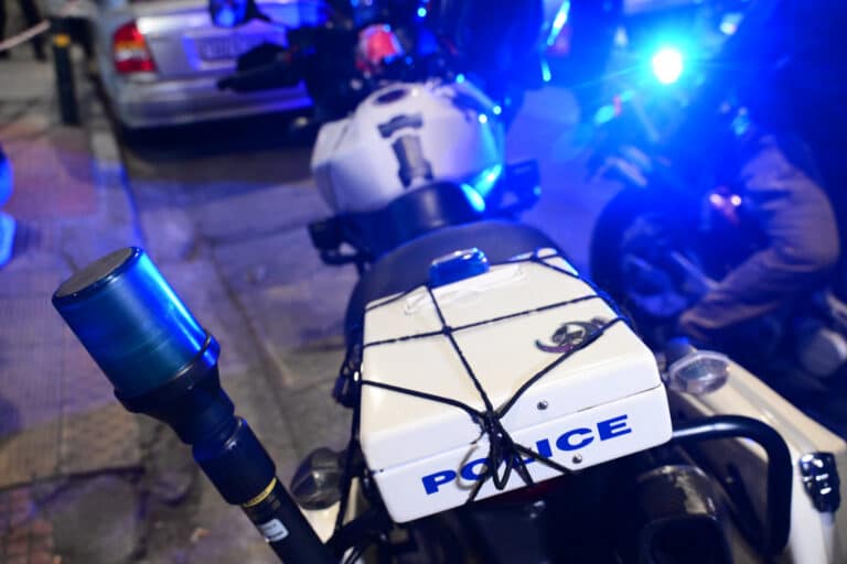 Κηφισιά: Συνελήφθησαν πέντε ανήλικοι – Επιτέθηκαν με γροθιές και κλωτσιές σε δύο νεαρούς