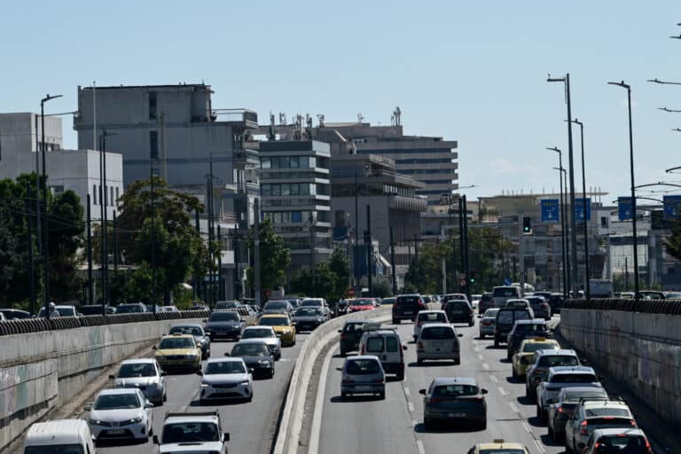 Μαρούσι: Μοτοσικλέτα παρέσυρε πεζό στη Λεωφόρο Κηφισίας – Δυσχέρεια στην κυκλοφορία