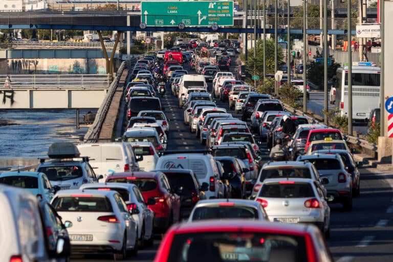 Κίνηση: Μποτιλιάρισμα στον Κηφισό – Έως 15 λεπτά οι καθυστερήσεις στην Αττική Οδό