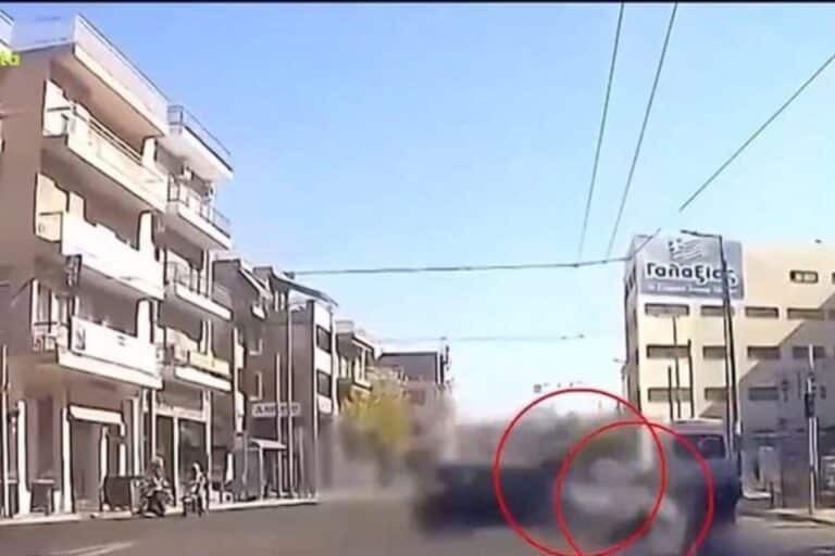 Κολωνός: Σοκαριστικό βίντεο από τη σφοδρή σύγκρουση ΙΧ με μηχανή – Σοβαρά τραυματίας ο 49χρονος αναβάτης
