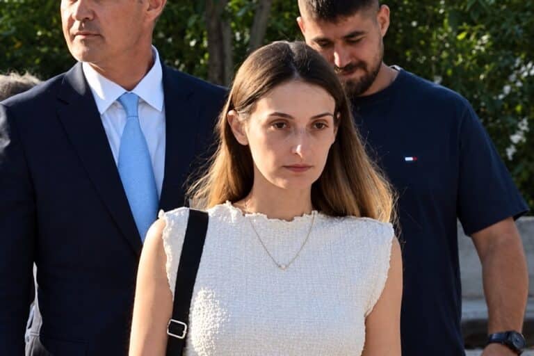 «Λύγισε» η κόρη του μηχανοδηγού στη δίκη για τα Τέμπη: «Μας τον έφεραν σε κλειστό φέρετρο, δεν μπορέσαμε να τον αποχαιρετήσουμε»