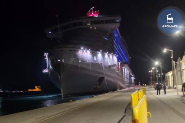 Ρόδος: Έσπασαν οι κάβοι κρουαζιερόπλοιου και έπεσε πάνω σε τρία σκάφη (βίντεο)