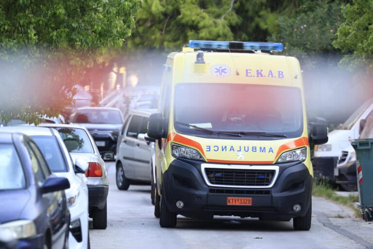 Ξεσπά ο πατέρας του 15χρονου που πέθανε στη Λάρισα: Τι αποκαλύπτει για τις κλήσεις στο ΕΚΑΒ – «Σήμερα έχω το παιδί μου ντυμένο γαμπρό»