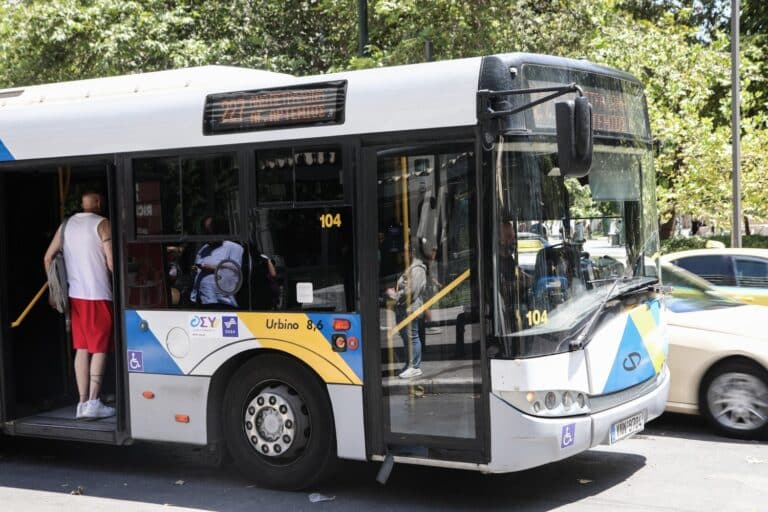 Παγκράτι: Νεαροί έπαιξαν ξύλο μέσα σε γεμάτο λεωφορείο (βίντεο)