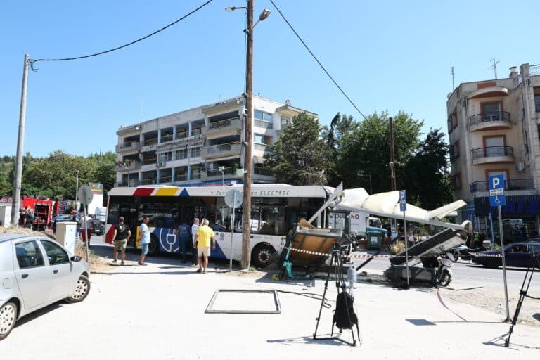 Θεσσαλονίκη: Η ανακοίνωση του ΟΑΣΘ για το λεωφορείο που έπεσε σε στάση – Τραυματίστηκαν σοβαρά δύο γυναίκες 
