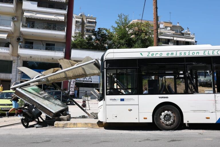 Τροχαίο με λεωφορείο στη Θεσσαλονίκη: Πήραν εξιτήριο οι δύο από τις τέσσερις τραυματίες – Με σοβαρά τραύματα μία 21χρονη