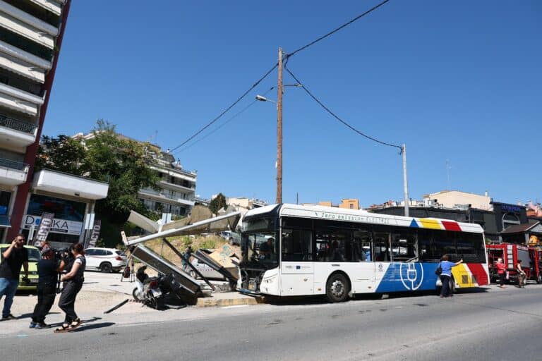 Θεσσαλονίκη: Πώς έγινε το τρομακτικό ατύχημα με το λεωφορείο και τους τέσσερις τραυματίες – «Έπεσε η στάση πάνω σε μια κοπέλα» (βίντεο)