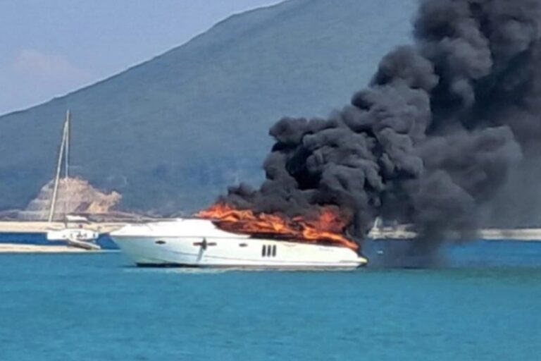 Λευκάδα: Θαλαμηγός παραδόθηκε στις φλόγες – Σώθηκαν οι τρεις επιβαίνοντες (βίντεο)