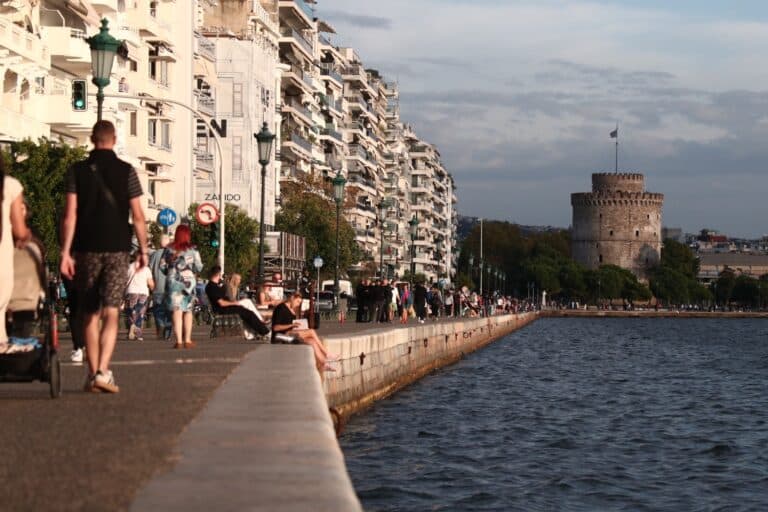 Θεσσαλονίκη: Χειροπέδες σε 58χρονη που έβαλε φωτιά στην πόρτα της γειτόνισσας της και την απείλησε