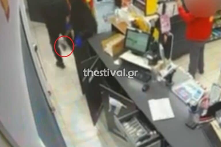 Θεσσαλονίκη: Η στιγμή που τρεις ληστές εισβάλλουν με τσεκούρι και λοστό σε βενζινάδικο – Χτύπησαν τον υπάλληλο (βίντεο)