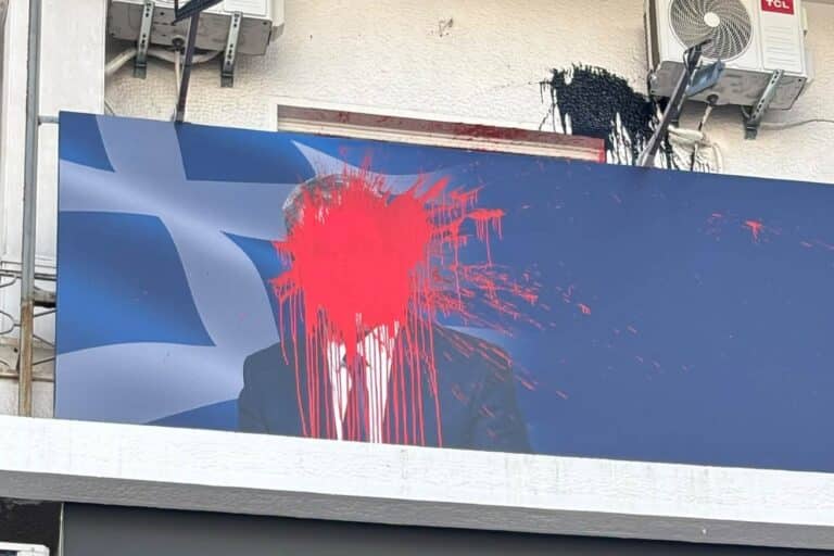 Ανδρέας Λοβέρδος: Έριξαν μπογιές στο πολιτικό γραφείο του στη Δάφνη – «Δεν τους φοβάμαι» (εικόνες)