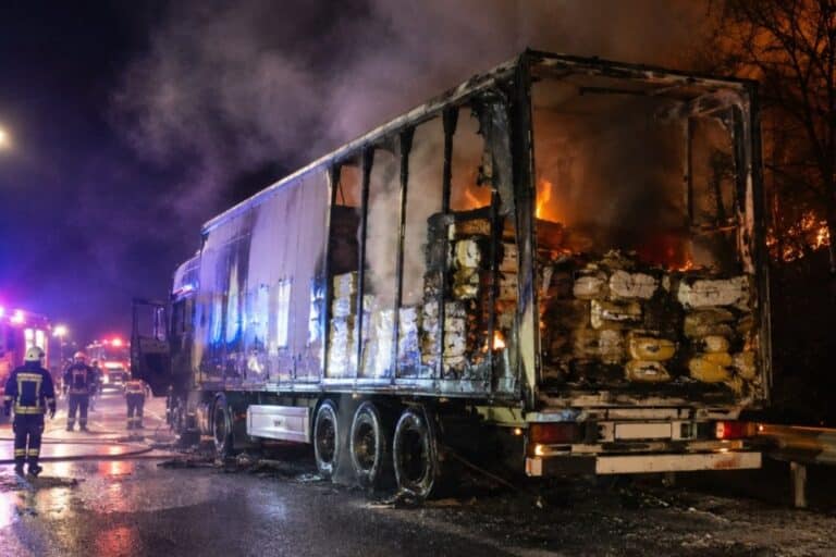 Μαγνησία: Φωτιά σε φορτηγό στην ΠΑΘΕ – Στις φλόγες το ρυμουλκούμενο με μονωτικά υλικά