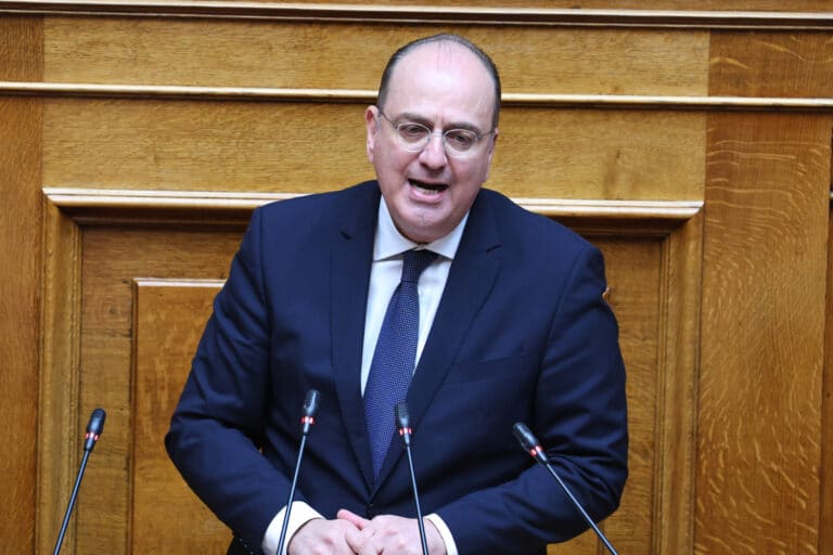 Αντικαταστάθηκε ο Μακάριος Λαζαρίδης από εισηγητής μετά την ανάρτηση κατά του διευθυντή του Νίκου Δένδια