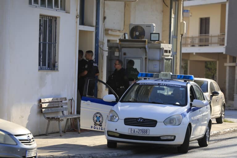 Μάνδρα: «Αφήστε τα όπλα στο τραπέζι, θα σας σκοτώσω όλους» – Τι φώναζε ο 31χρονος που εισέβαλε με μαχαίρι στο ΑΤ, πριν πυροβοληθεί