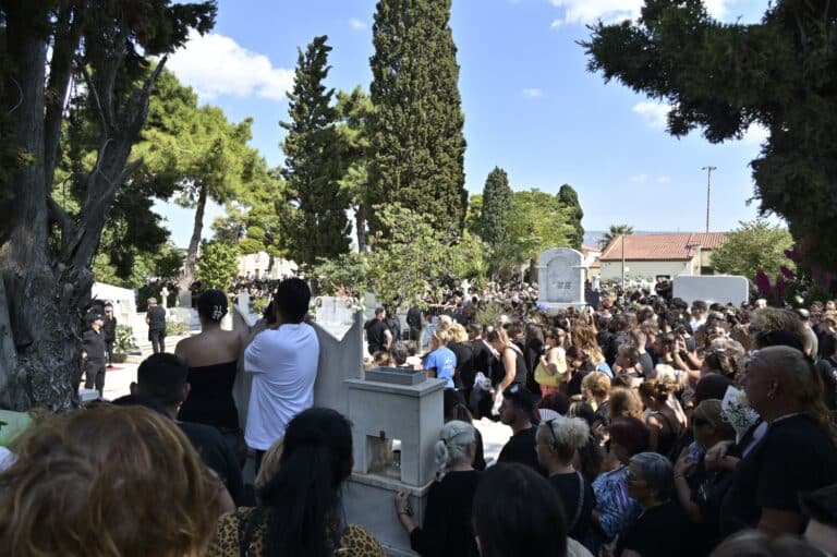 Γιώργος Μαζωνάκης: Με το «Φεύγω για μένα» και χειροκρότημα αποχαιρέτησαν συγγενείς, φίλοι και απλός κόσμος τον τραγουδιστή (εικόνες & βίντεο)