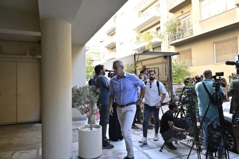 Γιώργος Μαζωνάκης: Με τέσσερις φακέλους και μία σακούλα στοιχείων έφυγε το «ελληνικό FBI» από το ιατρείο (βίντεο)