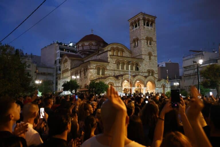 Γιώργος Μαζωνάκης: Σήμερα το μεσημέρι η κηδεία του – Πλήθος κόσμου για το τελευταίο «αντίο»