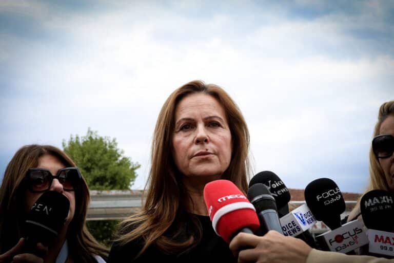 Συγκλόνισε η μητέρα της Αφροδίτης Τσιώμα στη δίκη για τα Τέμπη: «Το κράτος την έσυρε στον θάνατο»