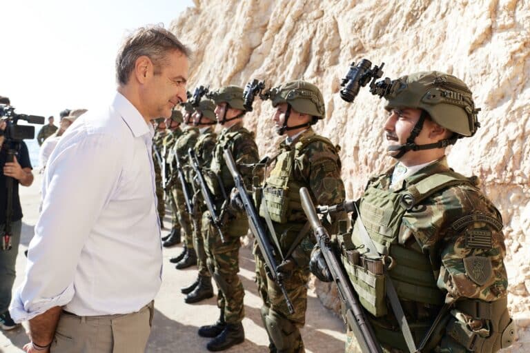 Ο Μητσοτάκης επισκέφθηκε τα φυλάκια σε Ρω και Στρογγυλή – Κατέθεσε στεφάνι (εικόνες)