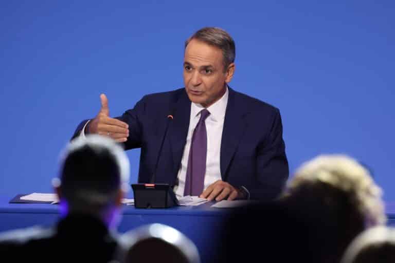 Μητσοτάκης: «Δεν υπάρχει woke ατζέντα στην Ελλάδα – Αν υπάρχει λάθος στα σχολικά βιβλία θα το διορθώσουμε» (βίντεο)