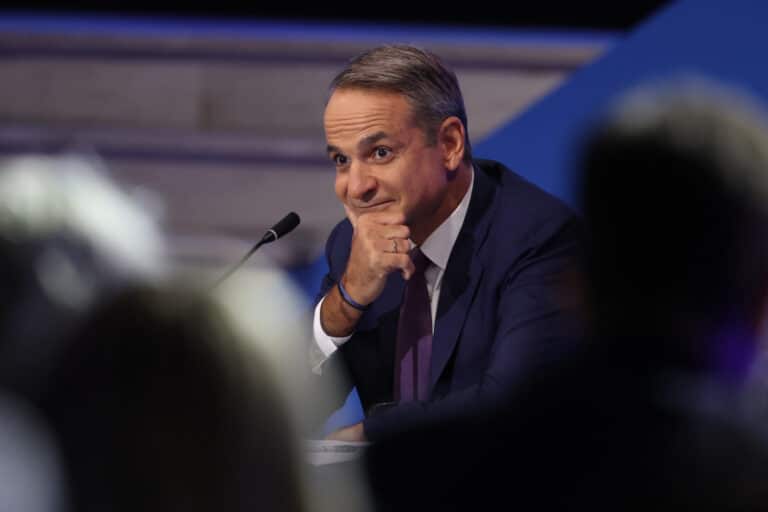 Μητσοτάκης σε πολιτικό κλοιό: Σαμαράς από τη μία, woke ατζέντα από την άλλη