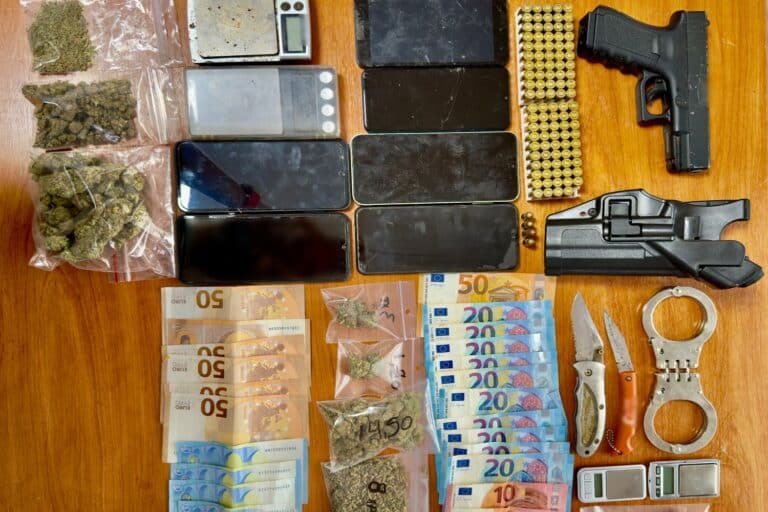 Συνελήφθησαν δύο άνδρες για διακίνηση ναρκωτικών στην Αττική – Χρησιμοποιούσαν ως «καβάτζα» ένα σπίτι στα Μελίσσια