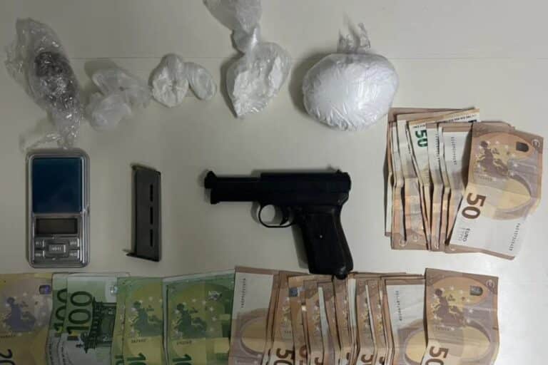 Συνελήφθησαν δύο άτομα για διακίνηση κοκαΐνης στο κέντρο της Αθήνας – Βρέθηκε και πιστόλι με σφαίρα στη θαλάμη