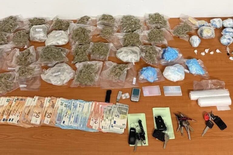 Ομόνοια: Δύο συλλήψεις σε υπόθεση διακίνησης ναρκωτικών – Κοκαΐνη κρυμμένη κάτω από λεβιέ ταχυτήτων