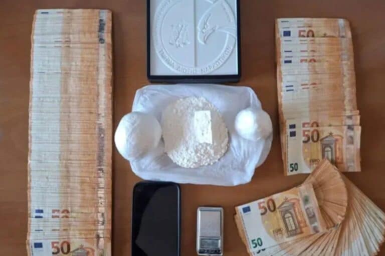 Τρίκαλα: Συνελήφθη 37χρονος για διακίνηση ναρκωτικών – Εντοπίστηκαν 18.000 ευρώ στο σπίτι του