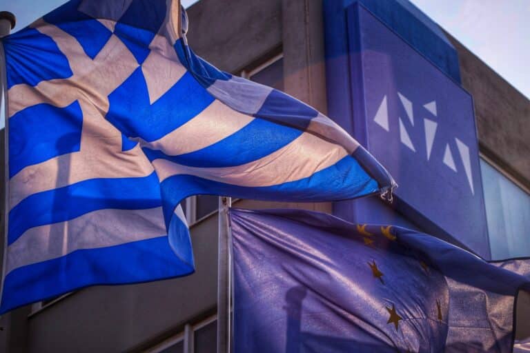Άγνωστοι επιτέθηκαν στα γραφεία της Νέας Δημοκρατίας στην Κυψέλη – Έσπασαν τζάμια και πέταξαν μπογιές
