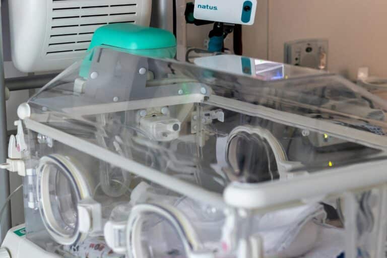 Χανιά: Αποσωληνώθηκε το βρέφος που είχε κακοποιηθεί και νοσηλεύεται στη Μονάδα νεογνών