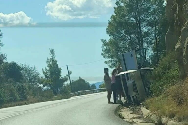 Χαλκιδική: Ανατράπηκε αυτοκίνητο – Διερχόμενοι έβγαλαν σώα την οδηγό (βίντεο)