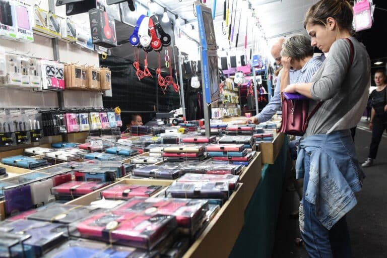 Μεσσήνη: Κατασχέθηκαν πάνω από 7.000 «μαϊμού» προϊόντα σε πανηγύρι – Χειροπέδες σε δύο άτομα