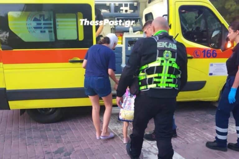 Θεσσαλονίκη: Δέντρο έπεσε σε παιδική χαρά στην Καλαμαριά – Τραυματίστηκαν μητέρα και παιδί (βίντεο) 