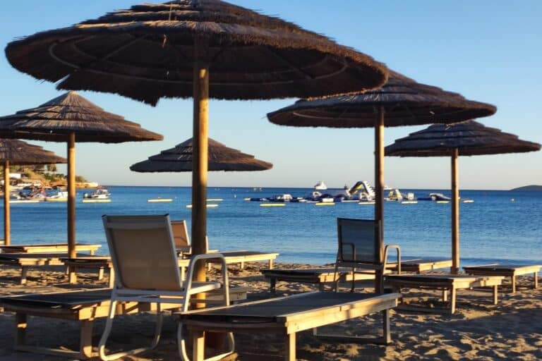 Βουλιαγμένη: Στον ανακριτή οι δύο κατηγορούμενοι για τον θάνατο του 82χρονου μετά από τσακωμό για μία ξαπλώστρα – Τι θα υποστηρίξει ο 76χρονος
