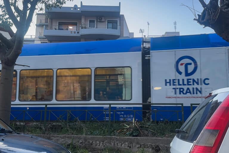Πάτρα: 16χρονος ξυλοκόπησε 15χρονο μέσα στον Προαστιακό και εξαφανίστηκε
