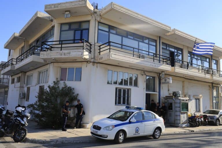 Μάνδρα: Δικογραφία για απόπειρα ανθρωποκτονίας σε βάρος του 31χρονου που εισέβαλε με μαχαίρι στο ΑΤ – Ελεύθερος ο αστυνομικός που τον πυροβόλησε 