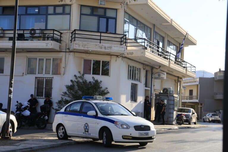 Μάνδρα: «Ξέρετε τι ζημιά του έχουν κάνει;» – Ξέσπασε η μητέρα του 31χρονου που πυροβολήθηκε στο Α.Τ.