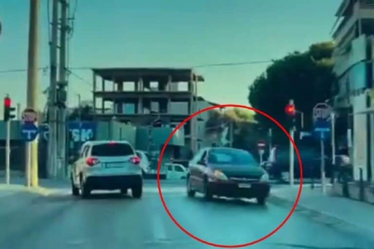Αυτοκίνητο μπήκε ανάποδα σε στενό στην Πεύκη – «Θα παραδοθεί και στην Αστυνομία κι ας αποφασίσουν τι πρέπει να γίνει» (βίντεο)