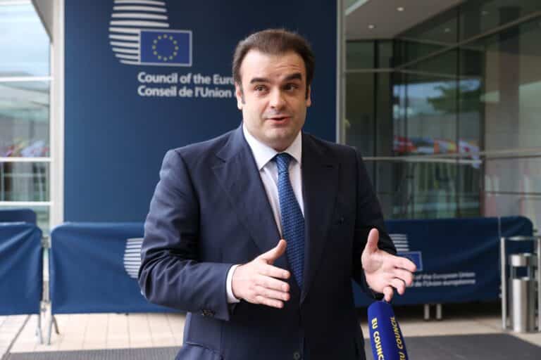 Πιερρακάκης για ιδιωτικό χρέος: «Πλαφόν 15% στην προκαταβολή και πρόστιμα έως 500.000 ευρώ στους servicers»