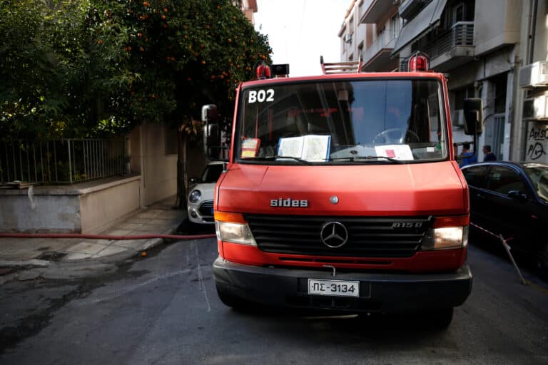 Ηλιούπολη: Φωτιά σε σταθμευμένο ΙΧ – Ζημιές σε άλλα δύο αυτοκίνητα