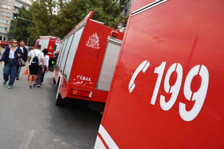 Φωτιά στην Ακρόπολη: Εκρήξεις από τη μπαταρία υβριδικού οχήματος – Μεγάλη κινητοποίηση της Πυροσβεστικής