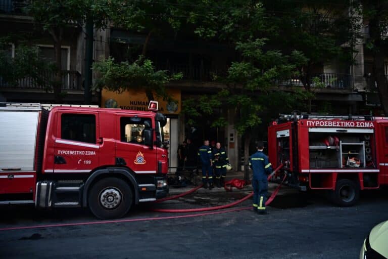 Πυρκαγιά σε πυλωτή πολυκατοικίας στο Γαλάτσι – Στο νοσοκομείο δύο άτομα με αναπνευστικά προβλήματα